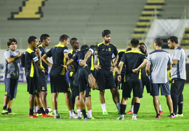 باندو يتحدث للاعبين (إعلامي الاتحاد)