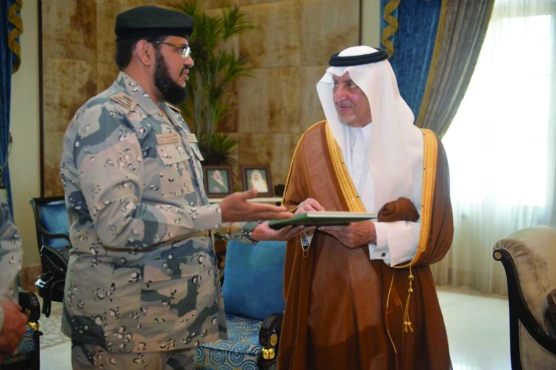 خالد الفيصل لدى تسلمه التقرير من طلال الشمراني (واس)