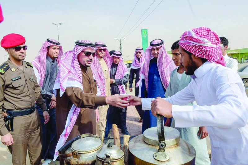 فيصل بن مشعل يتناول كوبا من شاي عبدالله الحربي (مكة)