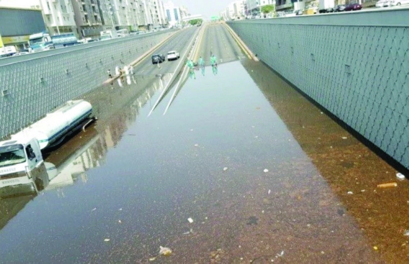 نفق شارع التحلية مغمورا بالمياه (علي القرني)
