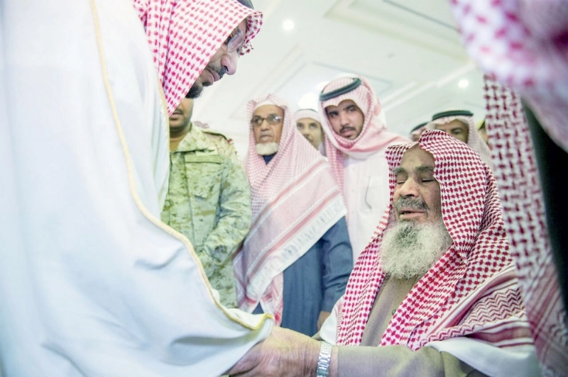 أمير القصيم يعزي والد الشهيد الحربي (مكة)
