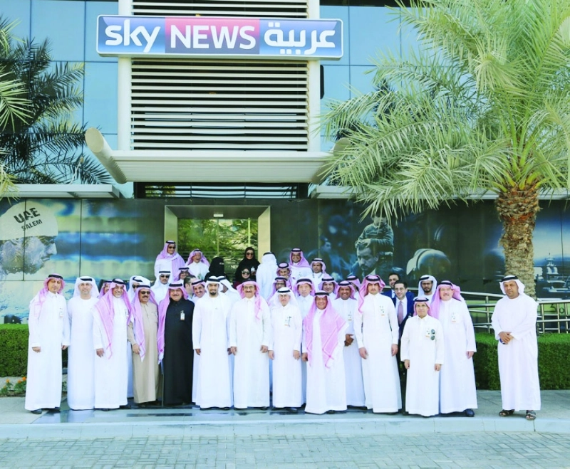 الوفد الإعلامي لدى زيارته المقر الرئيس لقناة سكاي نيوز (مكة)