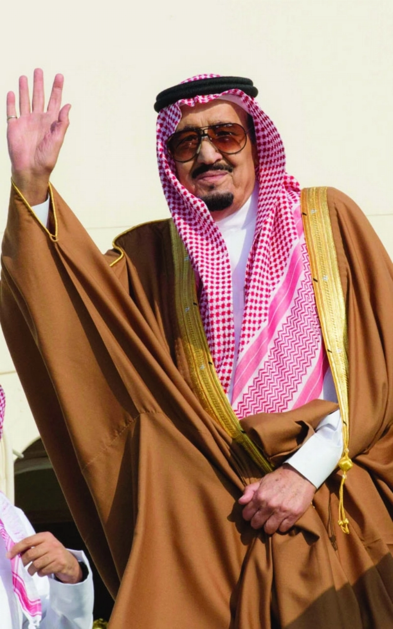 الملك سلمان مغادرا الشرقية في طريقه إلى الإمارات أمس (واس)