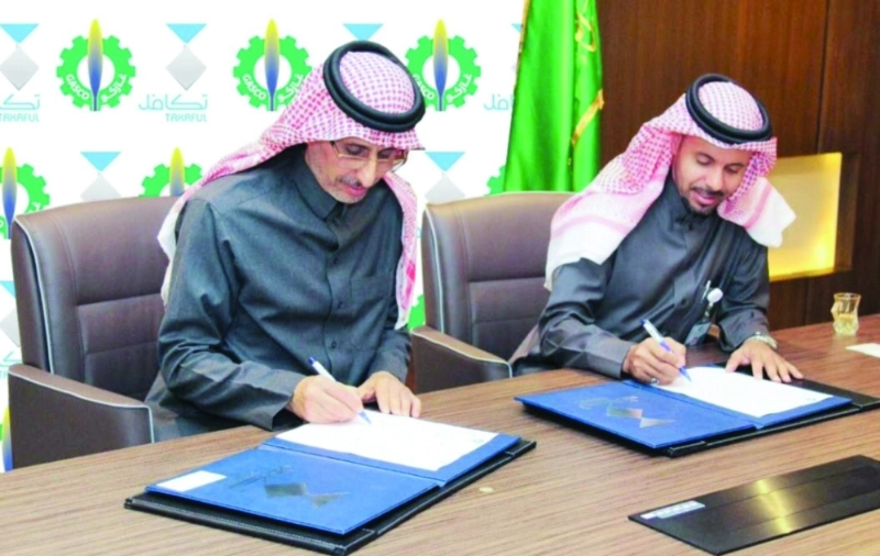 مسؤولا تكافل وغازكو خلال توقيع المذكرة (مكة)