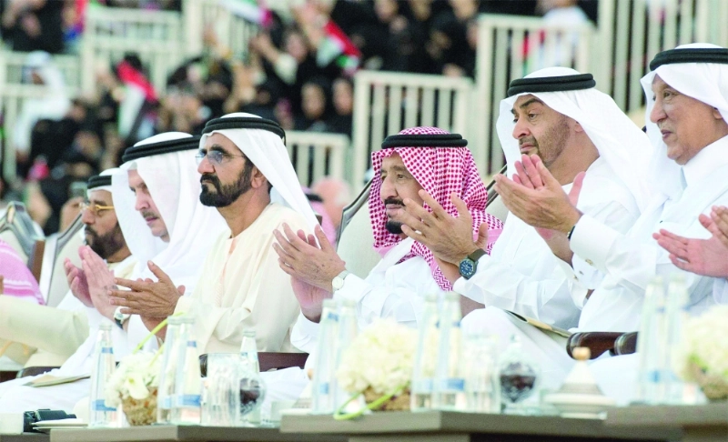 الملك سلمان خلال تشريفه مهرجان زايد التراثي أمس بحضور الشيخ محمد بن راشد والشيخ محمد بن زايد (واس)