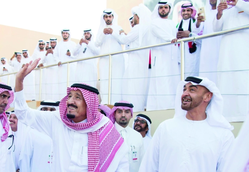 الملك سلمان محييا الحضور