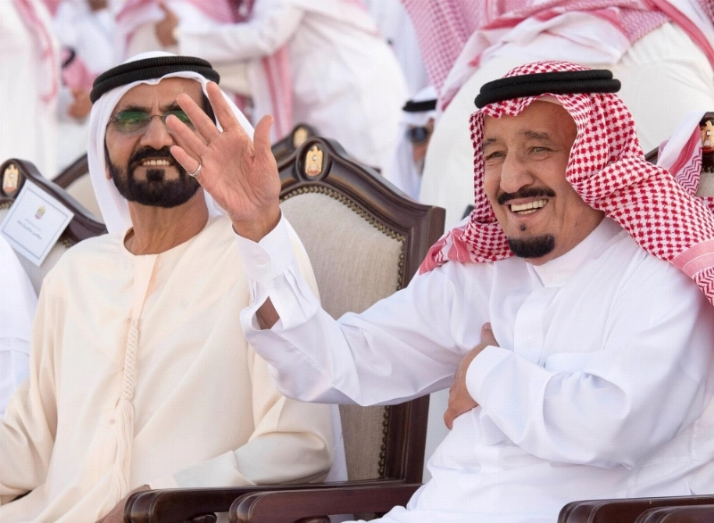 الملك سلمان مشاركا الإماراتيين احتفاءهم في مهرجان زايد التراثي أمس (بندر الجلعود)