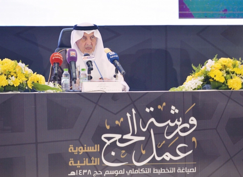 خالد الفيصل لدى تدشينه ورشة أعمال الحج أمس (مكة)