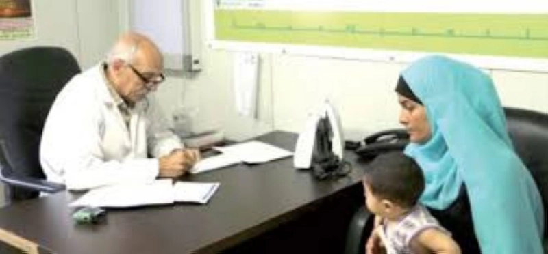طبيب يعين طفلا في العيادات السعودية المتخصصة (مكة)
