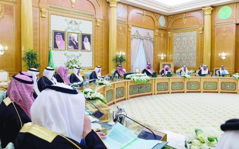 نائب خادم الحرمين مترئسا جلسة المجلس أمس بحضور ولي ولي العهد (واس)