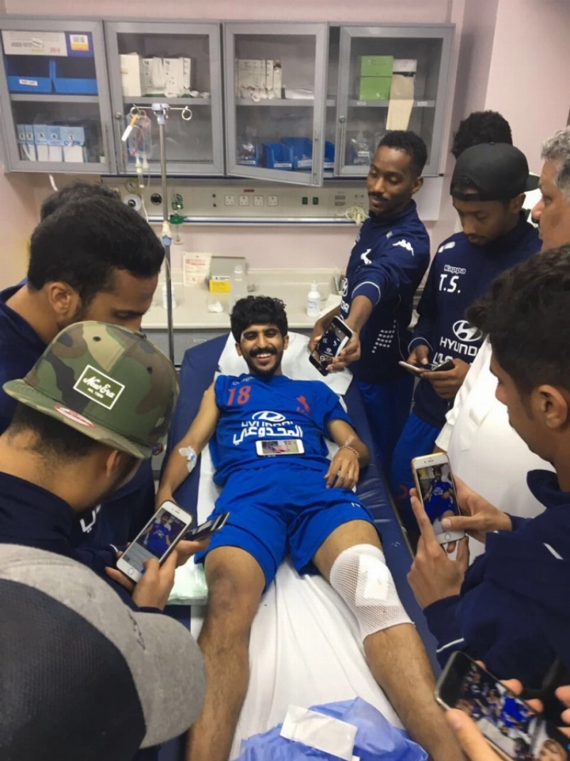 محمد الكويكبي وحوله زملاؤه اللاعبون (إعلامي الاتفاق)