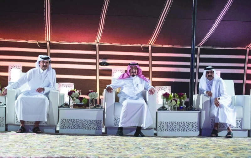 الملك سلمان خلال حفل العشاء الذي أقامه الشيخ حمد بن خليفة آل ثاني (واس)