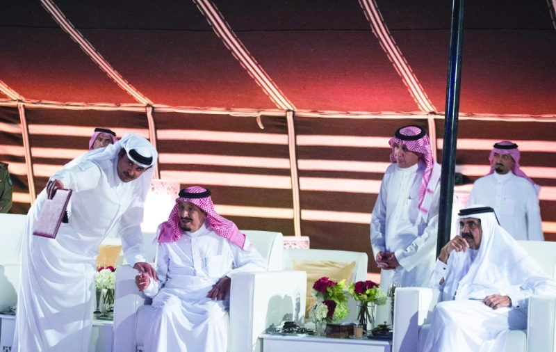 الملك سلمان خلال حفل العشاء الذي أقامه الشيخ حمد بن خليفة آل ثاني (واس)