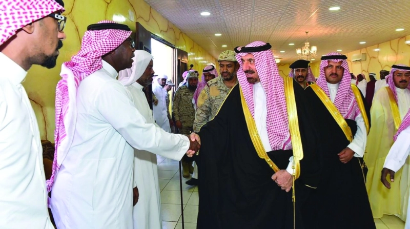 أمير نجران يعزي ذوي الشهيد آل حترش (واس)