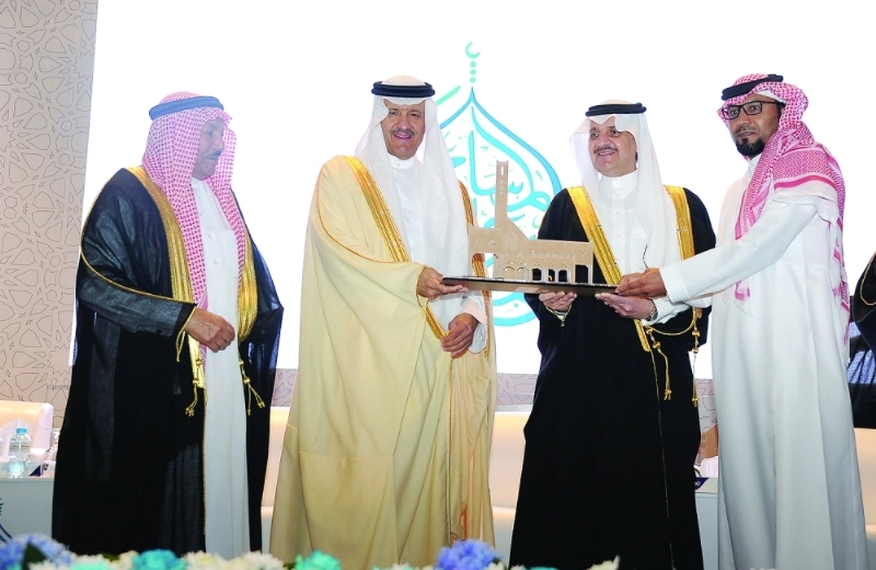 سعود بن نايف وسلطان بن سلمان يكرمان المشاركين (مكة)