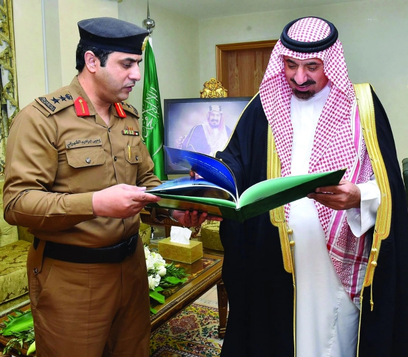 جلوي بن عبدالعزيز متسلما التقرير السنوي (واس)