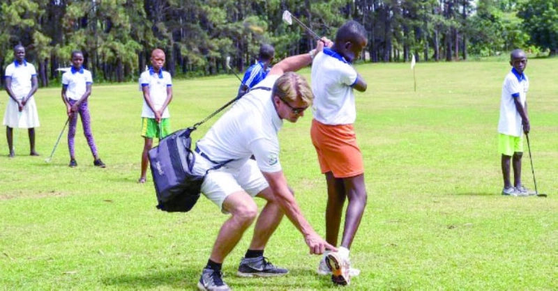 بطل الجولف لوندكفيست يدرب الأطفال (sportingnews)