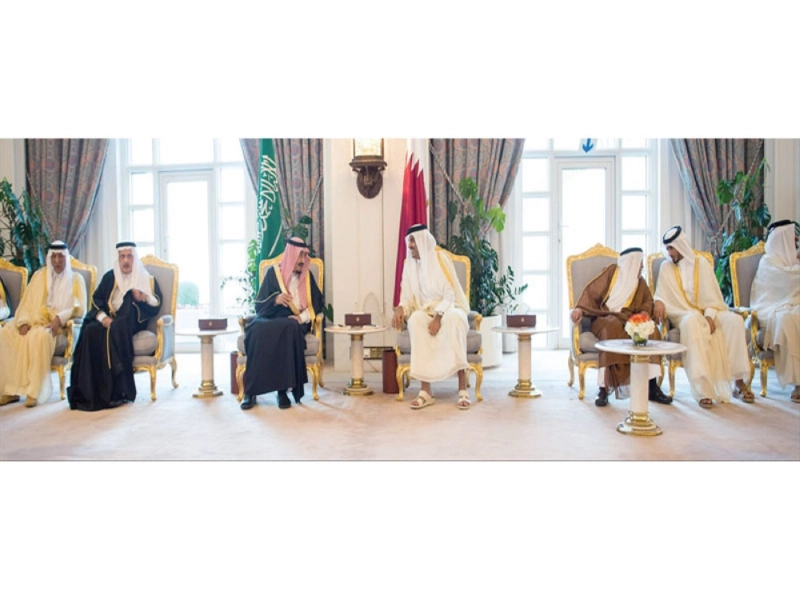 الملك سلمان والشيخ تميم آل ثاني خلال مراسم الاستقبال (واس)
