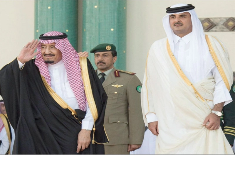 الملك سلمان والشيخ تميم آل ثاني خلال عزف السلامين الوطنيين (واس)