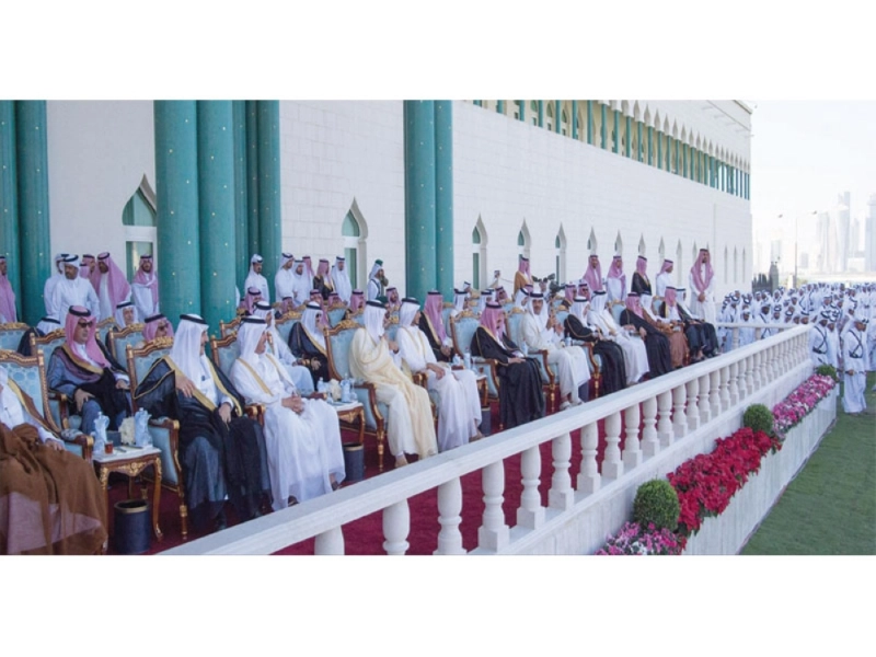 الملك سلمان والشيخ تميم خلال الاستقبال