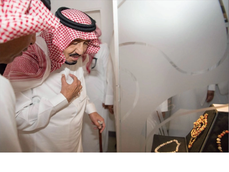 الملك سلمان خلال زيارته متحف ساروق الحديد