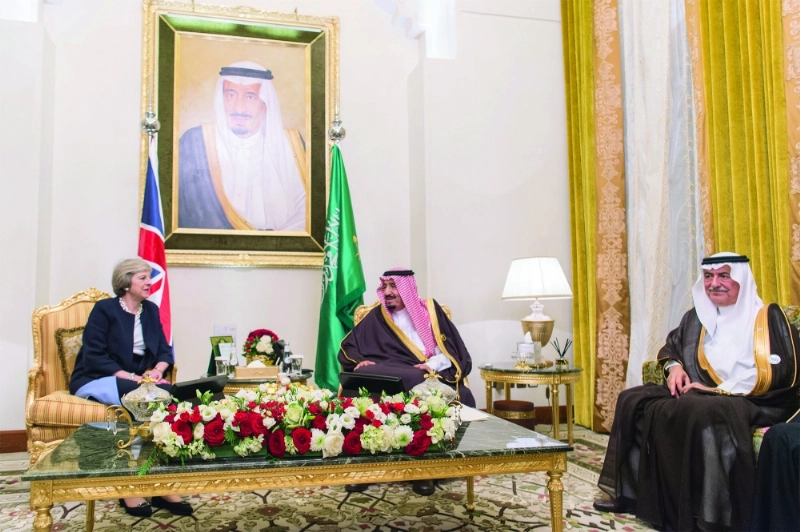 الملك سلمان مستقبلا تريزا ماي في المنامة اليوم (بندر الجلعود)