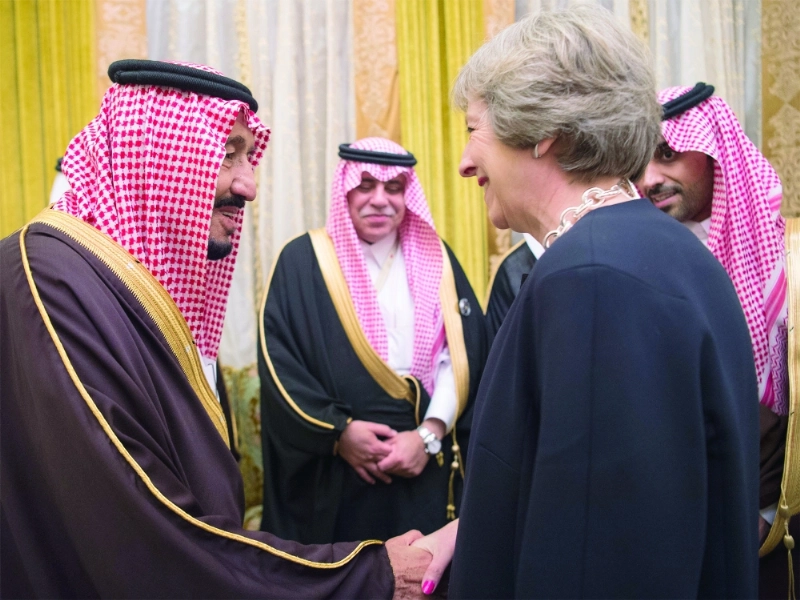 الملك سلمان يصافح تريزا ماي في المنامة (بندر الجلعود)