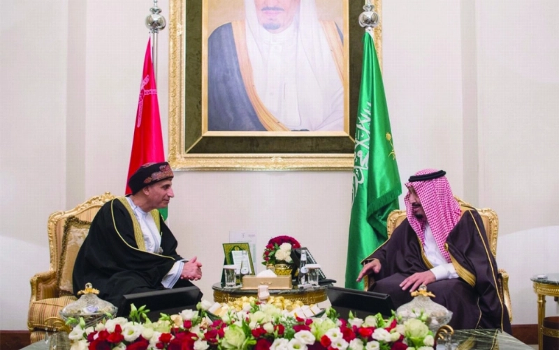 الملك سلمان خلال لقائه فهد آل سعيد (واس)