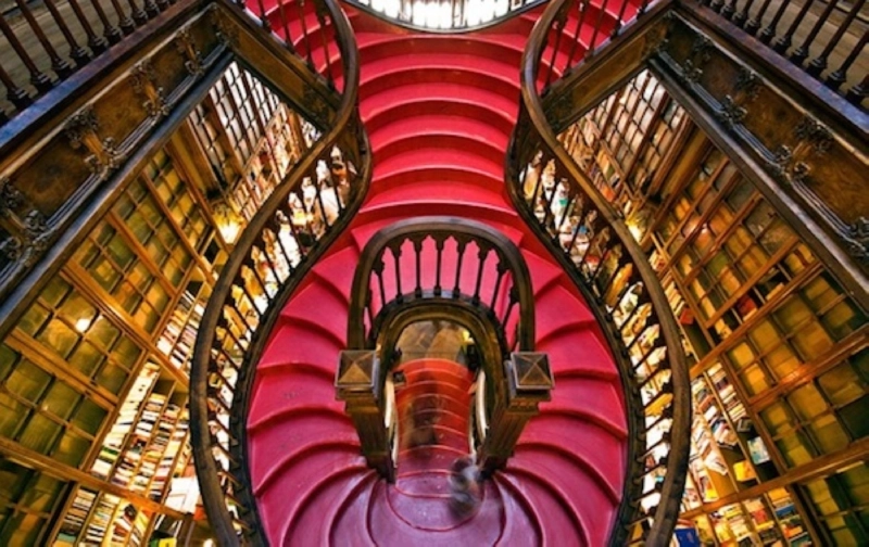 9- The Lello Bookstore (بورتو، البرتغال)