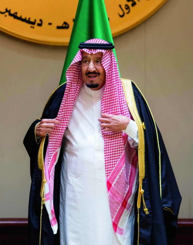 الملك سلمان خلال أعمال القمة الخليجية بالمنامة اليوم (واس)