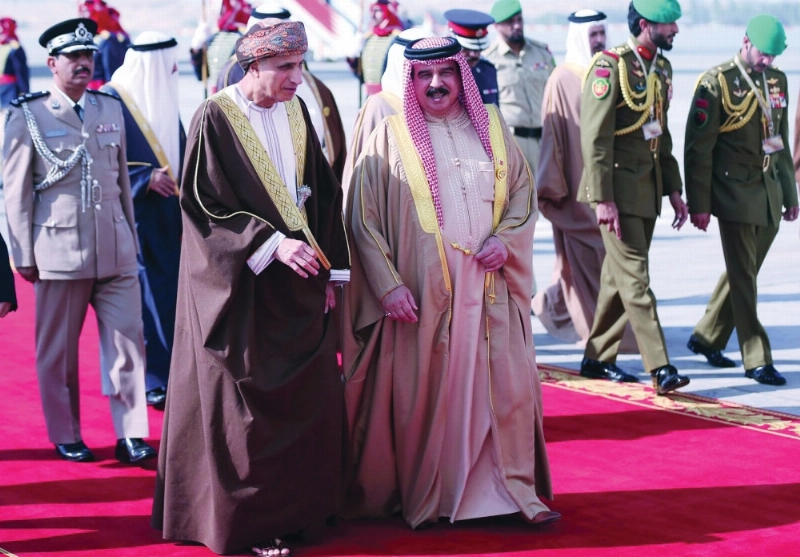 الملك حمد بن عيسى لدى استقباله فهد آل سعيد أمس (أ ف ب)
