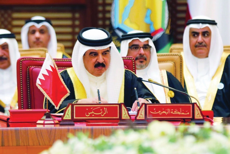 ملك البحرين خلال افتتاح قمة المنامة أمس (بندر الجلعود)