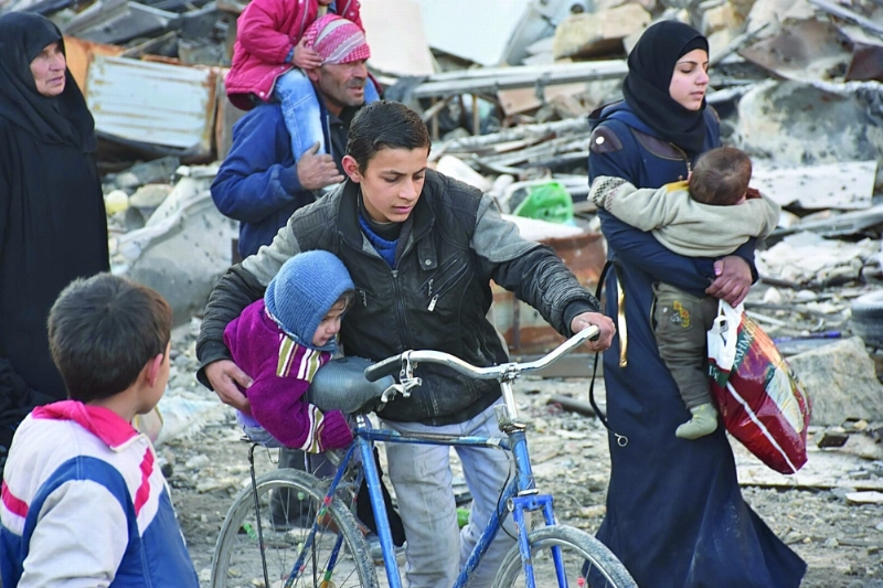 عوائل سورية تخرج من حلب بحثا عن الأمان (أ ف ب)