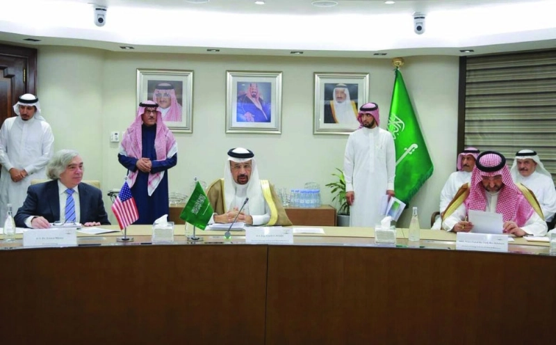 الفالح ونظيره الأمريكي خلال اللقاء أمس (واس)