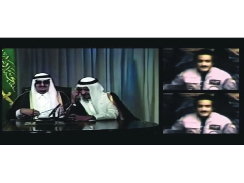الملك سلمان يهاتف ابنه سلطان خلال رحلته الفضائية بحضور الراحل الملك فهد (مكة)