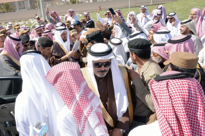توفيق الربيعة مستقبلا مطالب عدد من الأهالي (مكة)