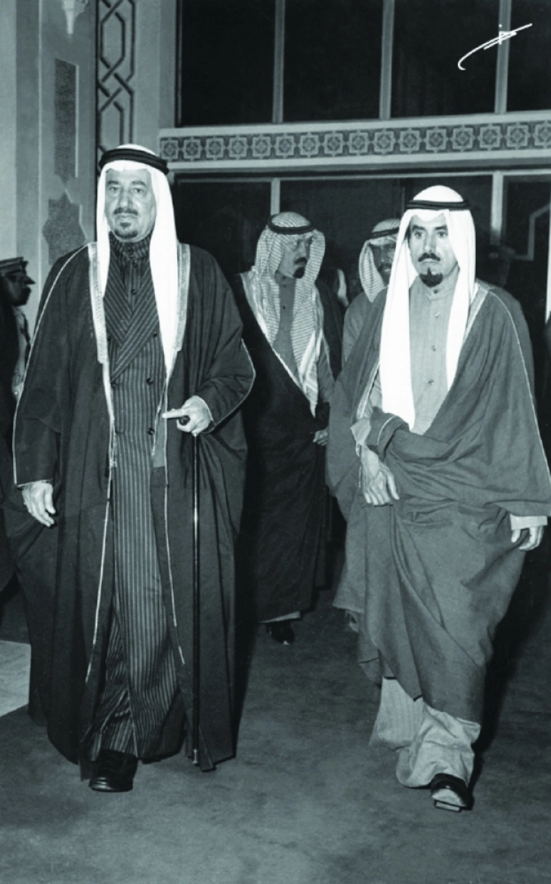 الملك خالد يقدم التعازي للشيخ جابر الأحمد الصباح أمير الكويت