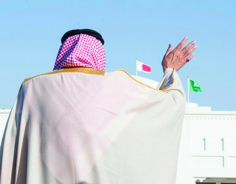 الملك سلمان محييا مودعيه لدى مغادرته البحرين (واس)