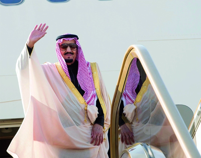 الملك سلمان محييا مودعيه لدى مغادرته البحرين