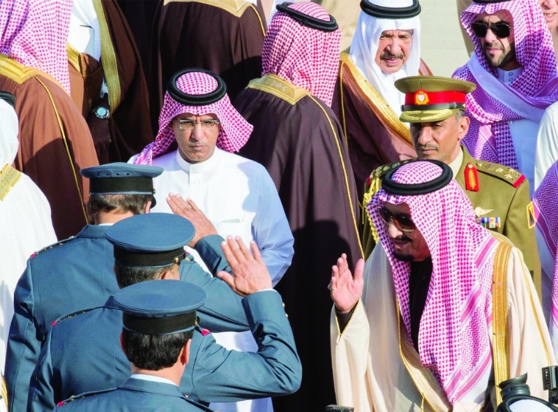 الملك سلمان محييا مودعيه لدى مغادرته البحرين