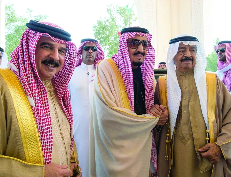 الملك سلمان لدى مغادرته البحرين وفي وداعه الملك حمد بن عيسى والأمير خليفة آل خليفة (بندر الجلعود)