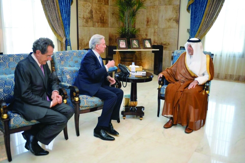 خالد الفيصل لدى استقباله فرانسوا جوييت (مكة)