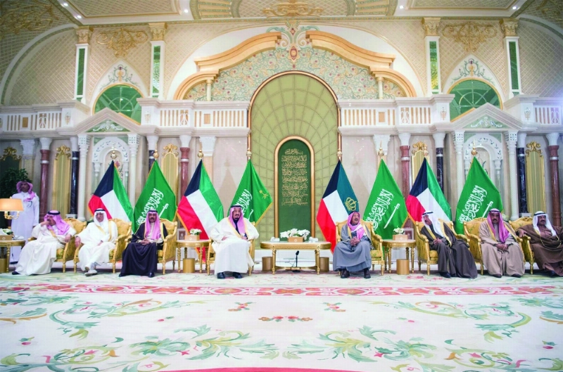 الملك سلمان والشيخ صباح الصباح خلال مأدبة غداء ولي عهد الكويت (واس)