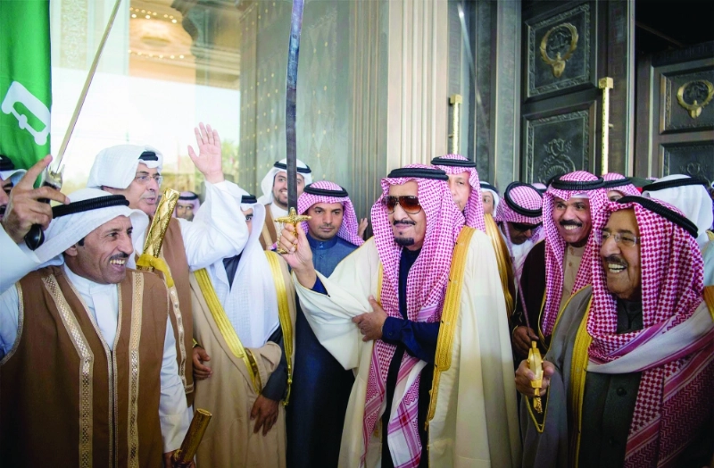 الملك سلمان والشيخ صباح الصباح يؤديان العرضة خلال مأدبة الغداء