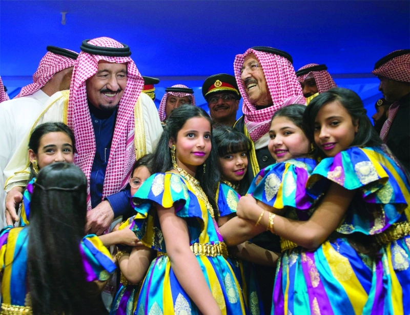الملك سلمان والشيخ صباح في لقطة أبوية مع أطفال الحفل