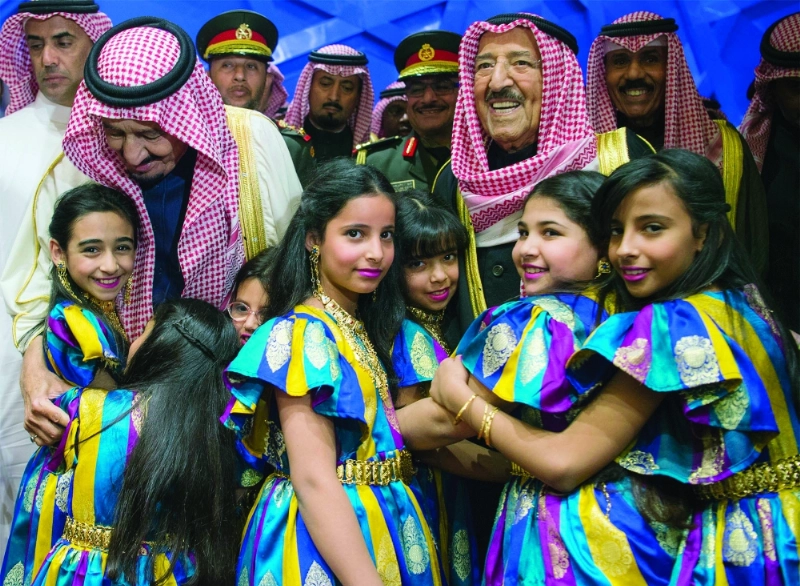 الملك سلمان والشيخ صباح يحتضنان أطفالا مشاركين في الحفل (بندر الجلعود)