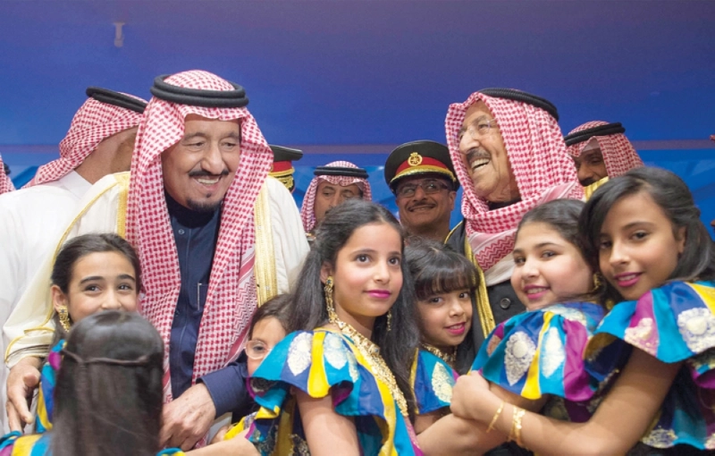 الملك سلمان وأمير الكويت خلال الحفل بمركز الشيخ جابر الأحمد الثقافي أمس (بندر الجلعود)