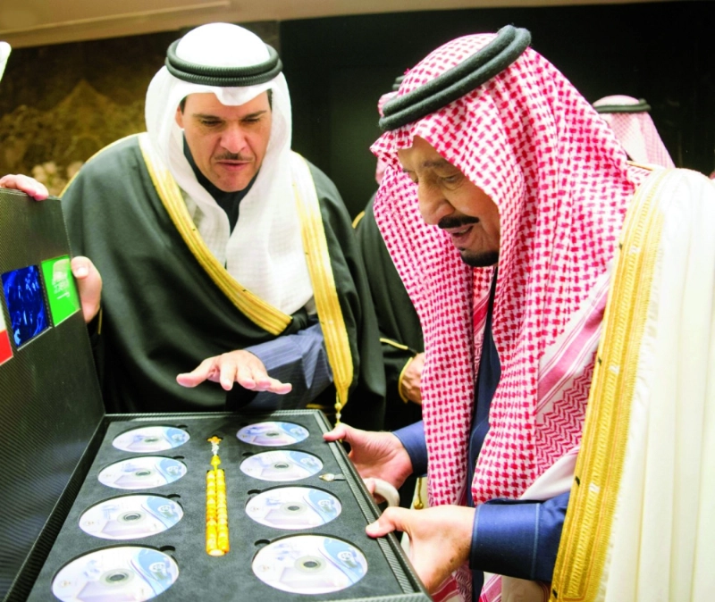 خادم الحرمين يتسلم هدية الشيخ سلمان الصباح