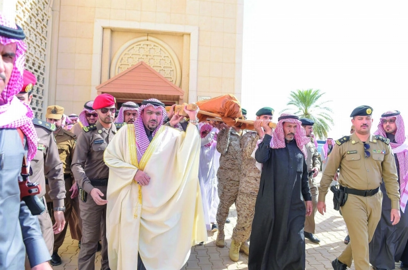 أمير القصيم خلال تشييع الشهيد حمود الحربي (واس)