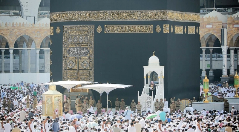 مصلون في صحن الطواف بالحرم المكي خلال الخطبة أمس (واس)